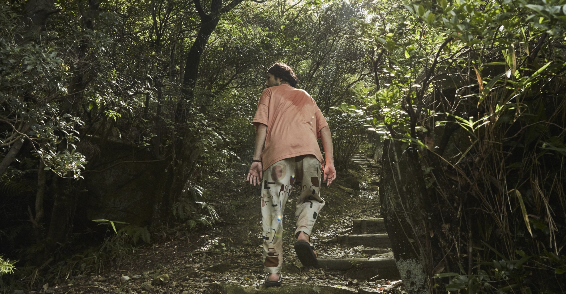 人の数だけ、違った歩き方がある。人の数だけ、歩く理由がある。WALKS – 森山未來編 –