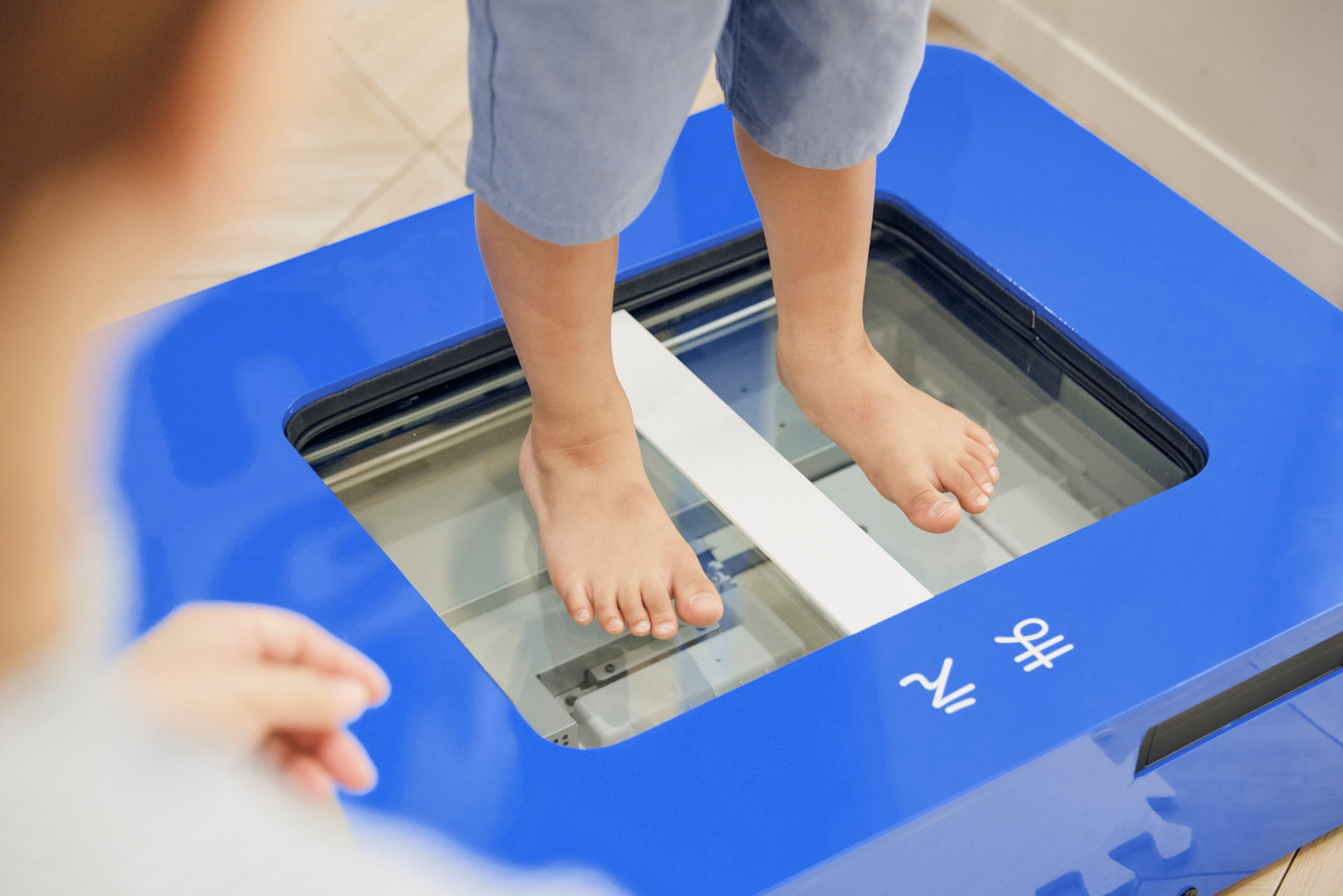 4つのポイントから多角的に子どもの足を計測できるシステム<br>「fdigi（エフデジ）」がリニューアル。その魅力をご紹介します。