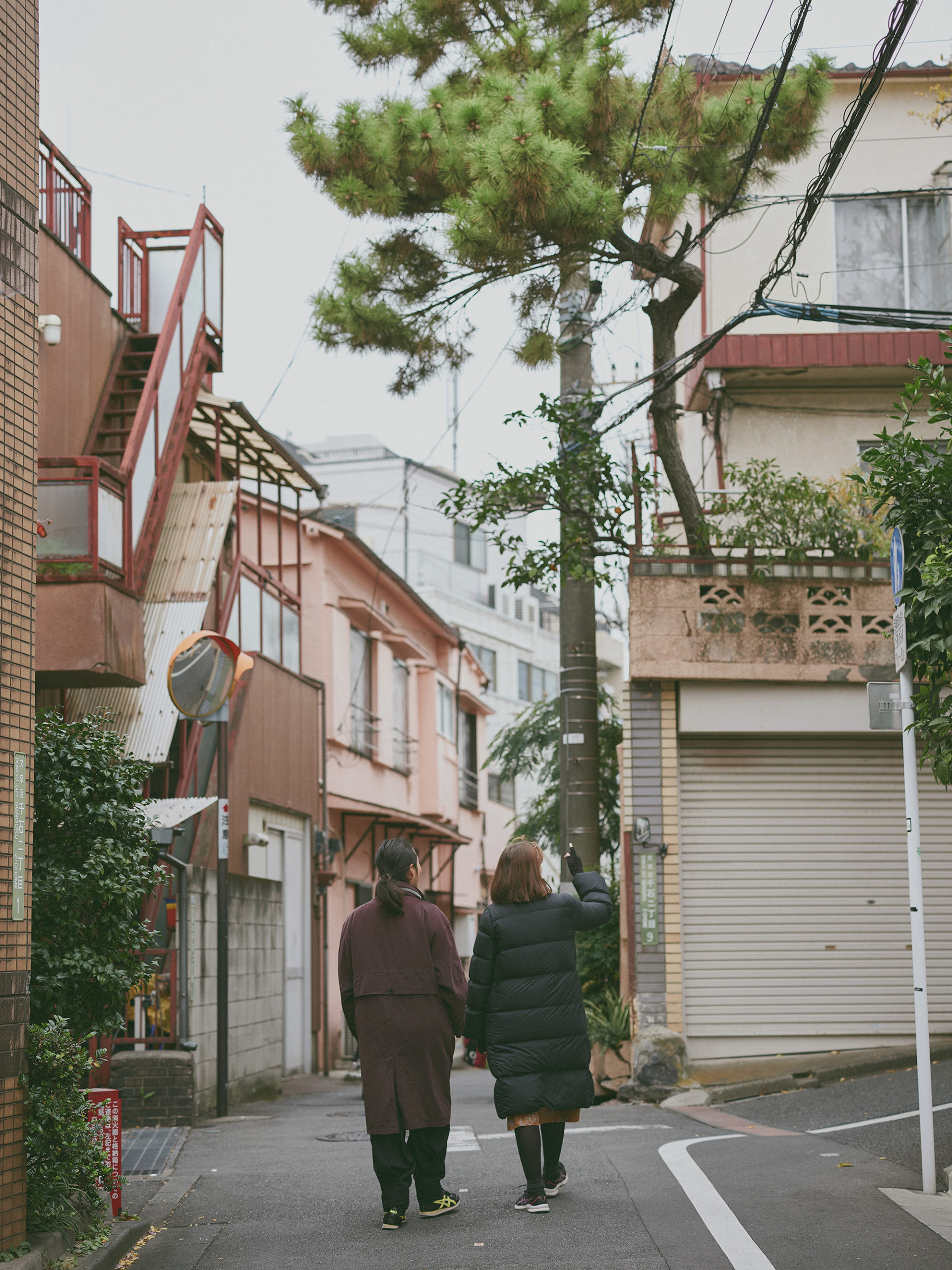 人の数だけ、違った歩き方がある。<br> 人の数だけ、歩く理由がある。<br> WALKS - コヴァレヴァ・アレクサンドラ+佐藤敬 / KASA編 –